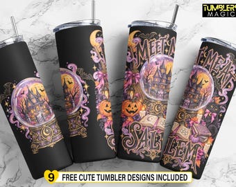 Könnte beinhalten: Vier schwarze zylindrische Becher mit Metallstrohhalmen, verziert mit einem Halloween-Motiv aus einem Spukhaus in einer Kristallkugel, einem Kürbis, einem Zauberbuch und dem Schriftzug "MEET ME AT SALEM" sowie dem "TUMBLERS MAGIC" Logo.
