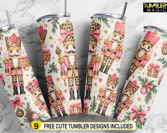Könnte beinhalten: Vier zylindrische Becher mit Metallstrohhalmen mit einem sich wiederholenden Muster aus Nussknackern in rosa Uniformen mit Leopardenmuster, durchsetzt mit Weihnachtsschmuck, Tannenzweigen, rosa Schleifen und goldenen Sternen auf weißem Grund.