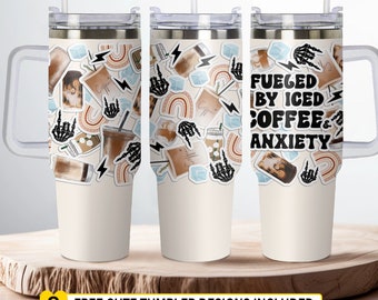 Könnte beinhalten: Ein Set aus drei Edelstahl-Bechern mit weißem Hintergrund und bunten Aufklebern. Die Becher zeigen verschiedene Designs, darunter Regenbögen, Kaffeetassen und den Text "Fueled by Iced Coffee & Anxiety".