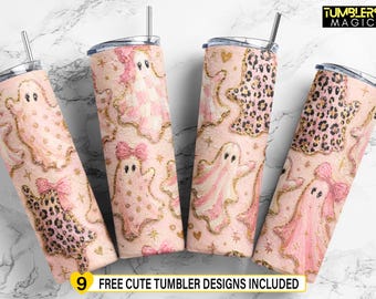 Könnte beinhalten: Vier zylindrische Becher mit Deckeln und Strohhalmen, die einen hellrosa Hintergrund mit wiederkehrenden Geistermustern aufweisen. Die Geister haben verschiedene Designs, darunter Leopardenmuster, rosa Schleifen und Punkte, akzentuiert mit goldenen Glitzerumrandungen.