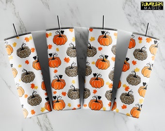 Könnte beinhalten: Vier weiße Becher mit einem Herbst-Motiv. Die Becher zeigen ein Muster aus orangefarbenen Kürbissen mit Leopardenmuster-Akzenten und schwarzen Blättern. Der Text "TUMBLERS MAGIC." ist in Gelb in der oberen rechten Ecke des Bildes gedruckt.