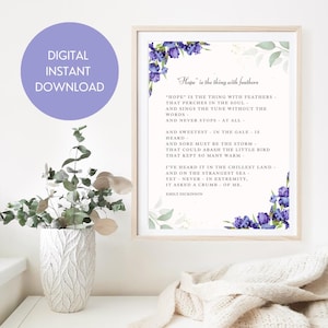 Puede incluir: Una impresión de arte de pared imprimible con un diseño floral de acuarela con flores moradas y hojas verdes. La impresión presenta un poema de Emily Dickinson titulado "Hope is the thing with feathers" con el texto: "Hope" is the thing with feathers - That perches in the soul And sings the tune without the words - And never stops - at all - And sweetest - in the gale - is heard - And sore must be the storm - That could abash the little bird That kept so many warm - I've heard it in the chillest land - And on the strangest sea - Yet - never - in extremity, It asked a crumb - of me. Emily Dickinson