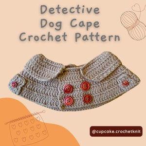 Puede incluir: Patrón de capa de perro de ganchillo en hilo beige con botones rojos. El texto "Detective Dog Cape Crochet Pattern" se muestra en gris. También es visible el identificador de Instagram @cupcake.crochetknit.