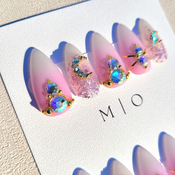 Uñas postizas con cristales de gema AB súper brillantes, uñas holográficas moradas con efecto degradado, blanco lechoso descolorido, luna celestial, uñas lujosas en tono dorado MO105