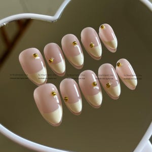 Può includere: Un set di tre tazze in ceramica con finitura opaca e macchiettata. Le tazze sono nei toni del crema, grigio chiaro e grigio scuro. Ogni tazza ha un design semplice e moderno e un manico arrotondato.