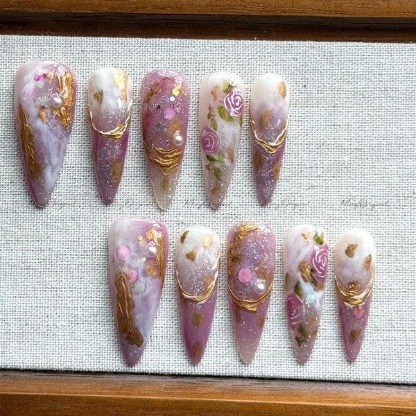 Uñas postizas elegantes con flores moradas enjoyadas, hechas a mano, de Mauve Dream, en cromo oro rosa, diseño de mármol, con diseño floral de perla, MO514