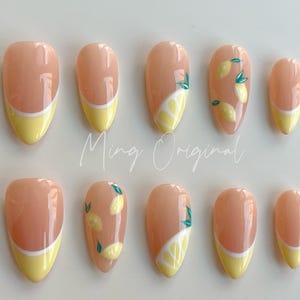 Uñas con diseño de limón, estilo francés, ideales para amantes de las frutas de verano. MO103