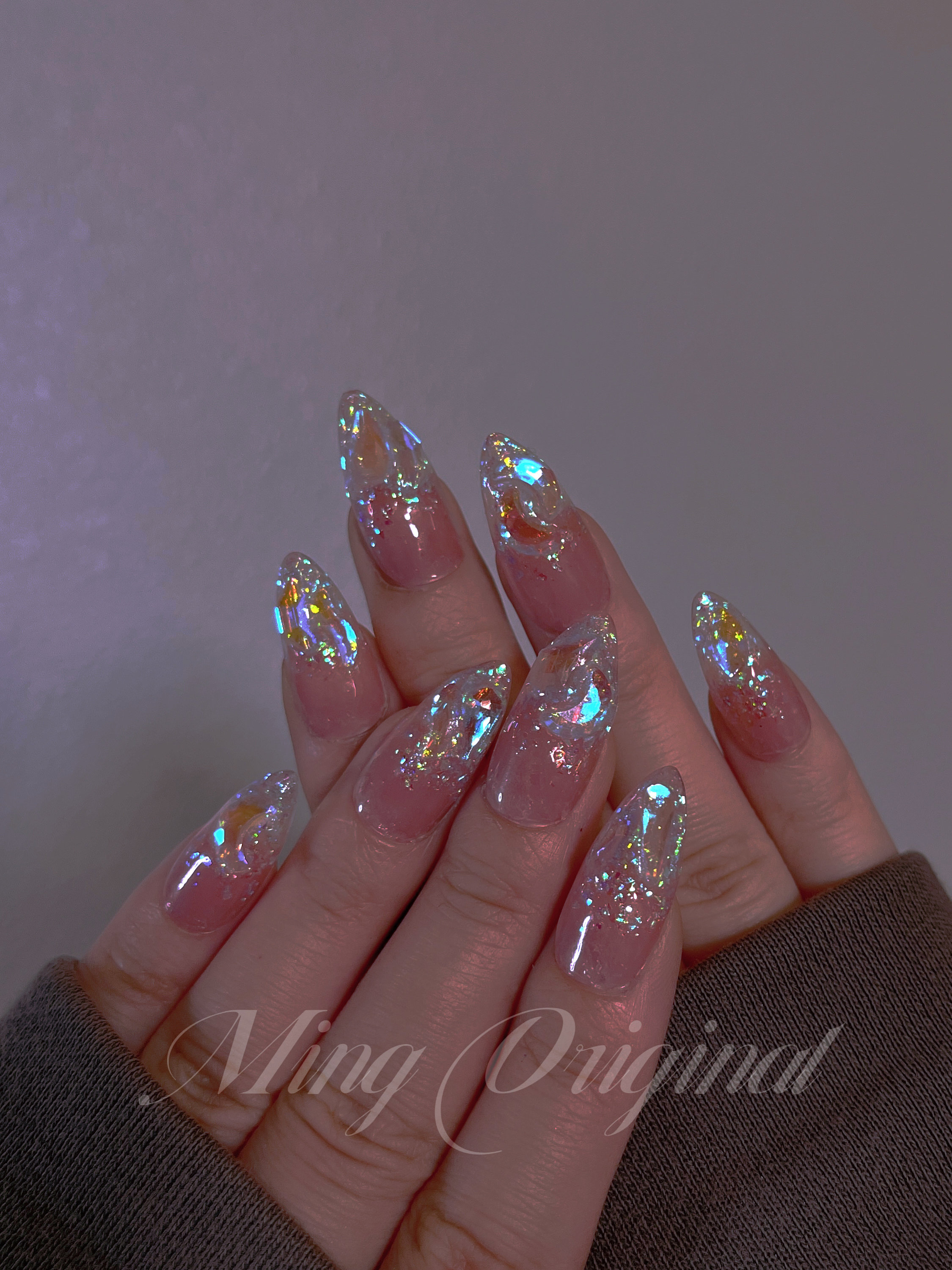 Diseño de uñas en cascada de cristal con adornos de cristal en