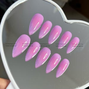 Op de afbeelding: Een set van tien amandelvormige, opdrukbare nagels. De nagels hebben een verloop van roze en lavendel, met een glanzende afwerking. De nagels zijn gerangschikt op een hartvormige spiegel. De tekst "by MingOriginal | Etsy" is zichtbaar.