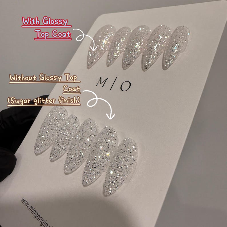 K&ouml;nnte beinhalten: Pr&auml;sentation von Kunstn&auml;geln mit Glitzer-Finish. Die obere Reihe zeigt N&auml;gel mit gl&auml;nzendem Decklack, w&auml;hrend die untere Reihe N&auml;gel mit Zuckerglitzer-Finish zeigt. Der Text lautet "With Glossy Top Coat" und "Without Glossy Top Coat (Sugar glitter finish)".