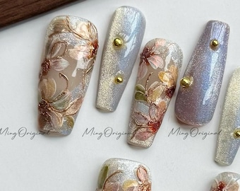 Pressed Floral in Bloom, handbemalte 3D Blumen, Cateye Schimmer Nagel, Goldakzente, japanische Kunstnägel, Geschenk für Mutter, MO556