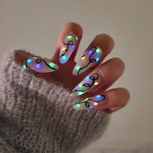 Uñas postizas con luces navideñas que brillan en la oscuridad, uñas reutilizables, uñas postizas de gelatina, uñas elegantes de Año Nuevo, uñas con líneas onduladas