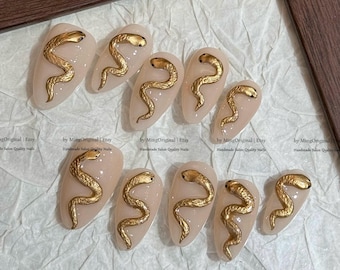 Unghie finte effetto serpente dorato, unghie finte 3D effetto rettile, unghie finte gotiche minimaliste, manicure boutique con Medusa da strega, MO1035