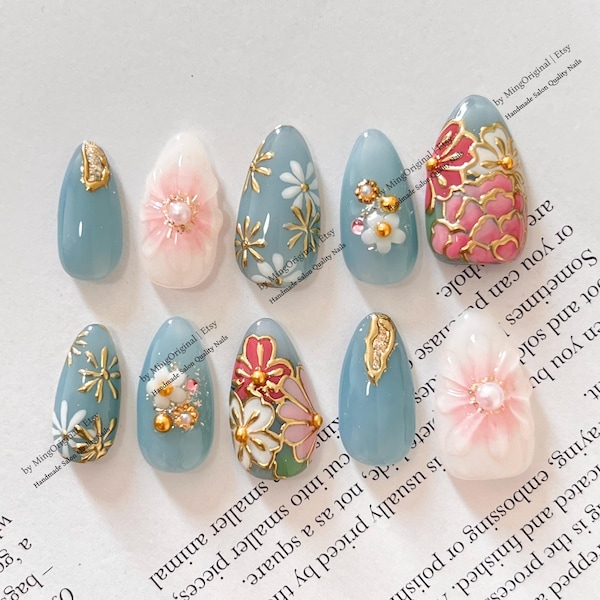 Bloemenpers in Japanse stijl, stoffige blauwe 3D-bloemnagels met gouden accenten, sierlijke botanische amandelnagels, MO839