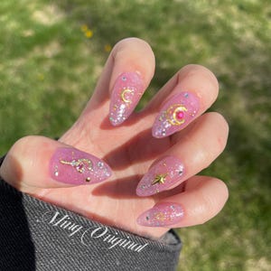 Pink holografischer Glitzer Sailor Mond Opal Press on Nagel, Pink Schmuckstein mit Goldanhänger Gefälschte Nägel, Stern und Mond Strass handgemachter Nagel na