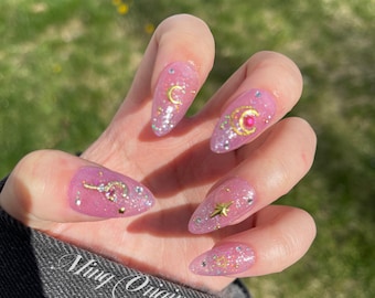 Unghie finte olografiche rosa con glitter Sailor Moon opal, pietra preziosa rosa con ciondolo dorato, unghie finte, stella e luna, strass, gel fatto a mano