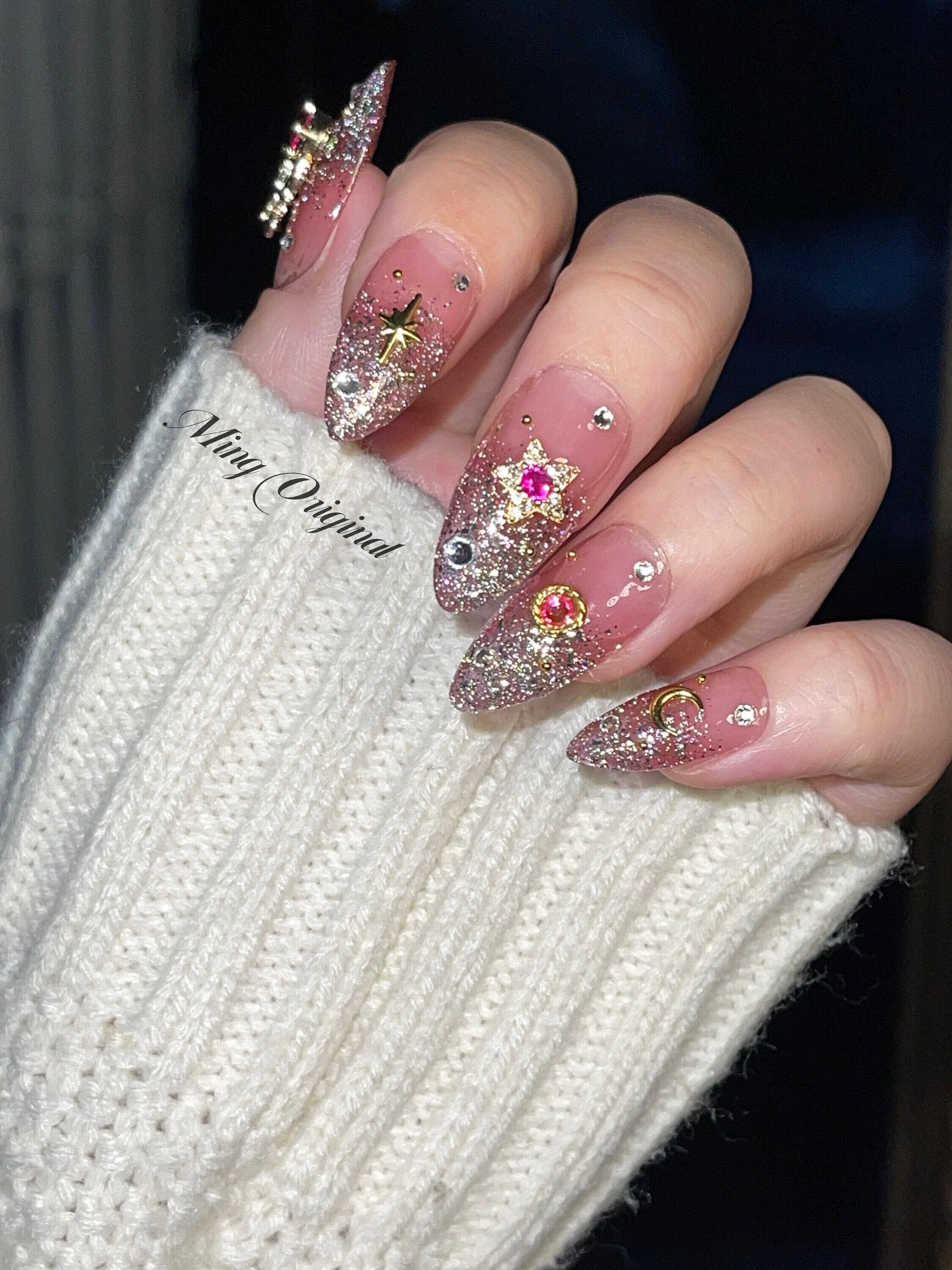 セーラームーンのピンクのオムブレグリッタープレスオンネイル