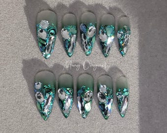 Uñas postizas navideñas misteriosas con brillo, conchas verdes y pegamento degradado sobre uñas de cristal brillante, uñas reutilizables, uñas postizas de gelatina, MO278