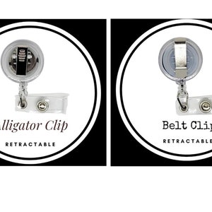 K&ouml;nnte beinhalten: Zwei ausziehbare Ausweishalter mit unterschiedlichen Clip-Stilen. Der linke Halter hat einen Alligator-Clip und der rechte Halter hat einen G&uuml;rtelclip. Beide Halter sind aus klarem Kunststoff mit einem silbernen Metallclip und einem silbernen Metallknopf.