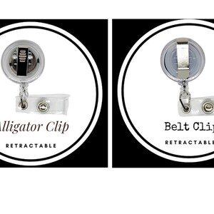 Op de afbeelding: Twee intrekbare badgehouders met verschillende clipstijlen. De linkerhouder heeft een alligatorclip en de rechterhouder heeft een riemclip. Beide houders zijn van helder plastic en hebben een zilveren metalen clip.