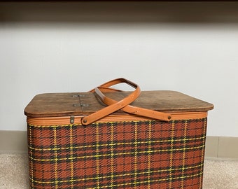 Vintage Redmon Made in Peru Ind Tartan Plaid 1950’s Picnic Basket, Red Yellow Black Plaid, Natural Wood Lid