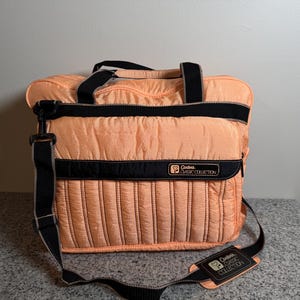 Bolso bandolera Carter's vintage en color naranja neón con cambiador a juego