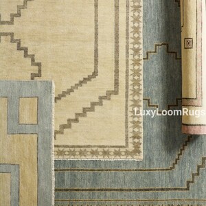 Pode incluir: Close-up de tr&ecirc;s tapetes com padr&otilde;es diferentes em um esquema de cores bege, azul e marrom. Os tapetes s&atilde;o organizados de forma que os diferentes padr&otilde;es e cores sejam vis&iacute;veis. O texto "LuxyLoomRugs" &eacute; vis&iacute;vel na imagem.