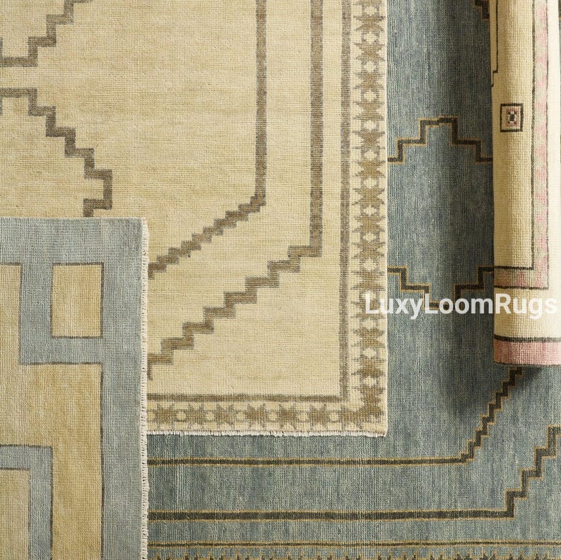 Pode incluir: Close-up de tr&ecirc;s tapetes com padr&otilde;es diferentes em um esquema de cores bege, azul e marrom. Os tapetes s&atilde;o organizados de forma que os diferentes padr&otilde;es e cores sejam vis&iacute;veis. O texto "LuxyLoomRugs" &eacute; vis&iacute;vel na imagem.