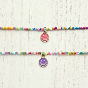 Farbenfrohe Seed Bead Choker Halskette: Gold Smiley Face Charm