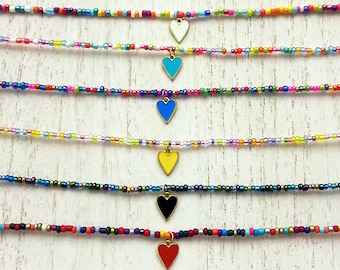 Collana girocollo con perline colorate: collana con ciondolo a forma di cuore in oro