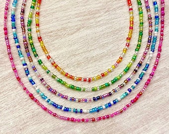 Delicado collar gargantilla de cuentas de semillas de colores