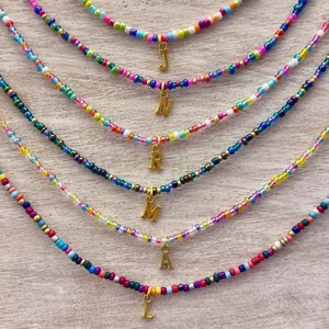 Colar de gargantilha com pingente inicial colorido, colar inicial, pingente inicial, colar de gargantilha colorido, colar de contas coloridas, joias de contas