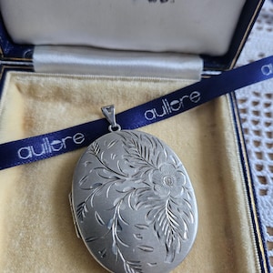 Big Old Vintage sterling silver 925 big round Locket engraved heavy hallmarked in Sheffield 1977