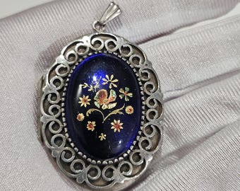 Medallón ovalado antiguo con flores doradas de cloisonné, de cristal violeta oscuro/azul marino. Plata de ley 925 con sello distintivo.