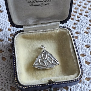 Vintage celtic knots Sterling silver 925 triangle triangular locket with mother of pearl