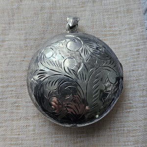 Big Old Vintage Antique sterling silver 925 round Locket engraved heavy