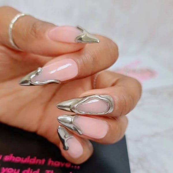 Presse à la main en chrome 3D sur les ongles | clous chromés texturés peints à la main | dessins d'ongles miroir | ongles personnalisés fabriqués au Royaume-Uni