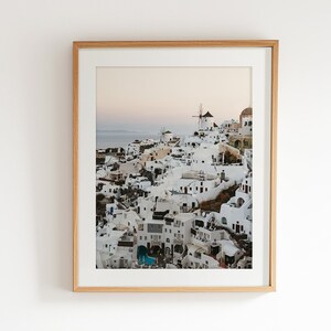 Santorini-zonsondergang fotoafdruk - Zomer in Griekenland woondecoratie - Santorini kunst aan de muur - Oia muurafdruk - Santorini windmolens en huizen poster