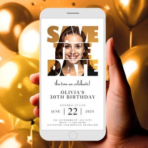 Może przedstawiać: Smartfon wyświetla cyfrowe zaproszenie na 30. urodziny Olivii. Projekt zawiera słowa "SAVE THE DATE" w kolorze złotym na zdjęciu kobiety. Zaproszenie zawiera datę, godzinę i miejsce, na tle złotych balonów.