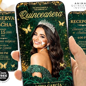 Può includere: Invito animato per Quinceañera su smartphone. Il design presenta una foto di una donna sorridente con tiara e abito verde smeraldo. Farfalle e rose dorate decorano lo sfondo. Il testo include i dettagli dell'evento.