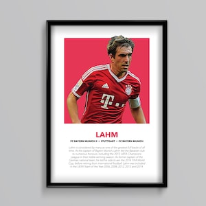 Puede incluir: Un póster enmarcado en rojo y blanco con una foto de un jugador de fútbol que lleva una camiseta roja y blanca con el texto "LAHM" en letras negras. El texto "FC BAYERN MUNICH STUTTGART FC BAYERN MUNICH" está debajo de la foto del jugador. El texto debajo del nombre del jugador dice: "Lahm es considerado por muchos como uno de los mejores laterales de todos los tiempos. Como capitán del Bayern de Múnich, Lahm llevó al club bávaro a numerosos honores, incluida la Liga de Campeones de la UEFA 2013 en su temporada ganadora del triplete. Como ex capitán del equipo nacional alemán, llevó a su equipo a ganar la Copa Mundial de la FIFA 2014 antes de retirarse del fútbol internacional. Lahm fue incluido en el Equipo del Año de la UEFA 2006, 2008, 2012, 2013 y 2014."