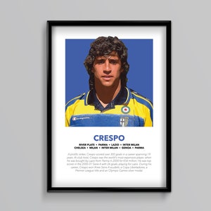 Puede incluir: Una camiseta de fútbol azul y amarilla con cuello blanco y un logotipo blanco en la parte delantera. La camiseta tiene el nombre "Crespo" impreso en la parte delantera. La camiseta está enmarcada con un marco negro y un fondo blanco. El texto debajo de la camiseta dice "River Plate, Parma, Lazio, Inter Milan, Chelsea, Milan, Inter Milan, Genoa, Parma. Un delantero prolífico, Crespo marcó más de 300 goles en una carrera que abarcó 19 años. A nivel de clubes, Crespo fue el jugador más caro del mundo cuando fue fichado por la Lazio procedente del Parma en 2000 por 56 millones de euros. Fue el máximo goleador de la Serie A 2000-01 con 26 goles, jugando para la Lazio. Durante su carrera, Crespo ganó tres títulos de la Serie A, una Copa Libertadores, un título de la Premier League y una medalla de plata en los Juegos Olímpicos."