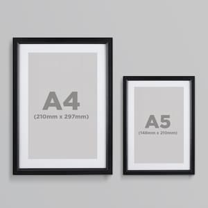 Könnte beinhalten: Zwei schwarze Bilderrahmen vor einem grauen Hintergrund. Der größere Rahmen ist mit "A4 (210 mm x 297 mm)" beschriftet und der kleinere Rahmen mit "A5 (148 mm x 210 mm)".