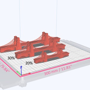 Puede incluir: Un modelo de puente rojo impreso en 3D, mostrado en una plataforma blanca con un patr&oacute;n de cuadr&iacute;cula. El modelo tiene 250 mm (9,84 pulgadas) de ancho y 300 mm (11,81 pulgadas) de largo. El modelo se muestra en diferentes etapas de finalizaci&oacute;n, con el primer modelo al 40%, el segundo al 30% y el tercero al 20%.