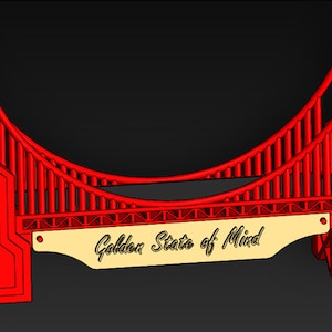 Puede incluir: Modelo 3D impreso en rojo del Puente Golden Gate con una placa de madera que dice "Golden State of Mind".