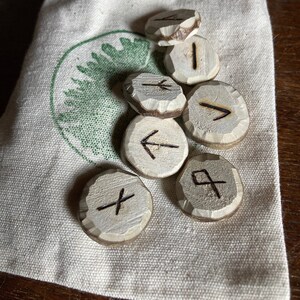 Jeu de runes divinatoires viking, en bois de noisetier, fait main