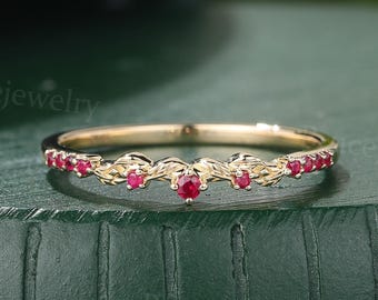 Anillo de bodas apilable de rubí vintage en oro amarillo macizo de 14 quilates. Anillo de bodas con gema roja engastada en pavé. Anillo de novia, anillo de compromiso, anillo de aniversario a juego, regalo.