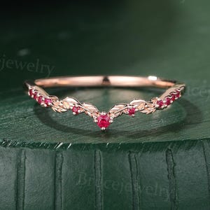Aliança de casamento vintage empilhável com rubis, em ouro rosa maciço, com cravação pavé de gemas vermelhas. Anel de noivado, aliança de compromisso, aliança de aniversário. Presente perfeito para noivado e casamento.
