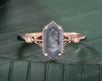 Anel de noivado vintage em ouro rosa 14K com três diamantes em corte hexagonal alongado e efeito sal e pimenta. Anel de compromisso e aniversário.