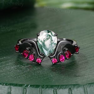 Gothic Fledermaus Flügel Birnenförmige Moos Achat Verlobungs Ring Schwarz Rhodium Rubin Dunkel Vampir Hochzeit Versprechen Ring Hexerei Handgemachter Goth Schmuck